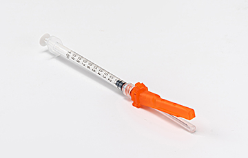 Automatic assembly line for safety syringe